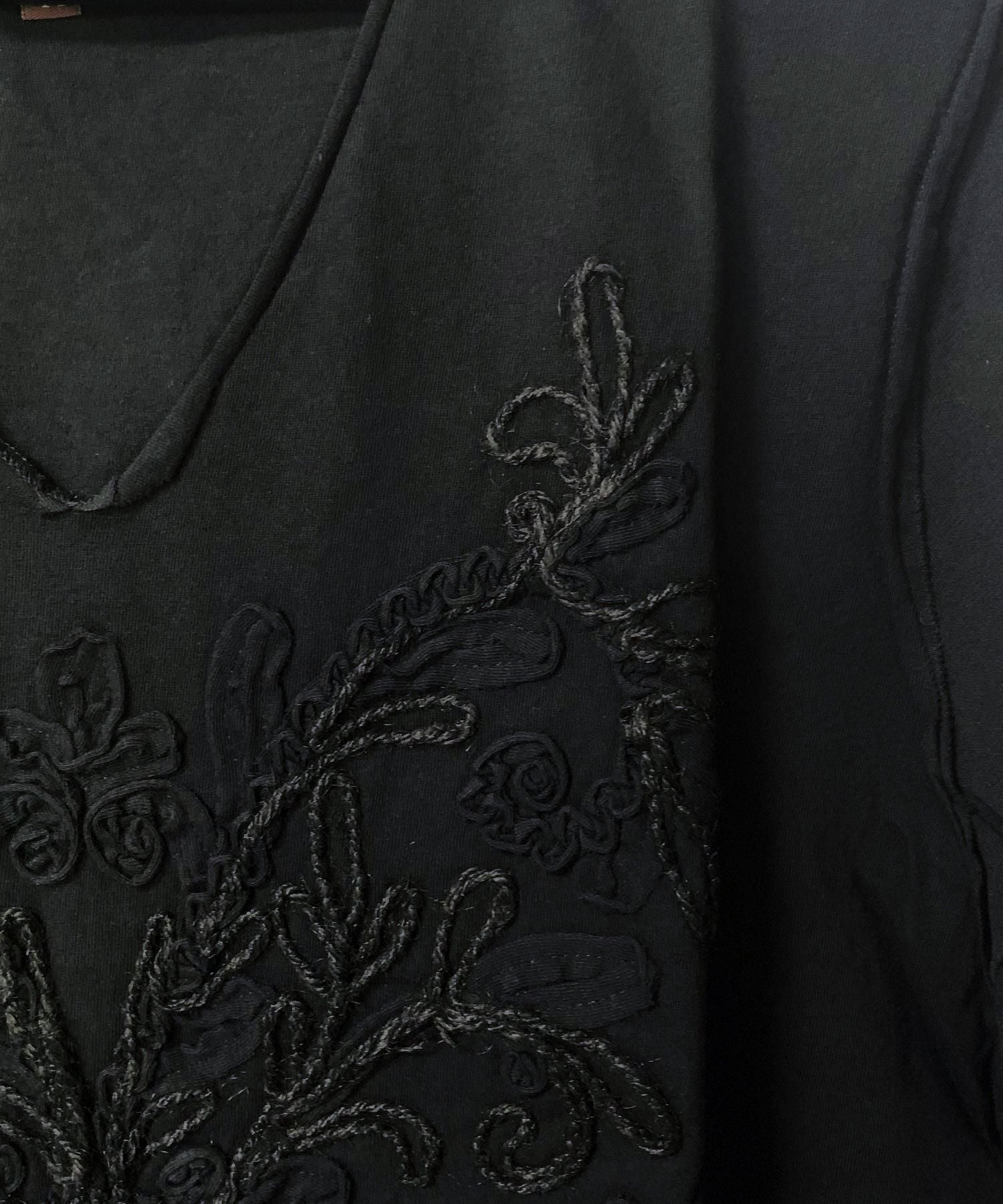Bennu(ベンヌ)刺繍カットオフVネックTシャツ / ブラック