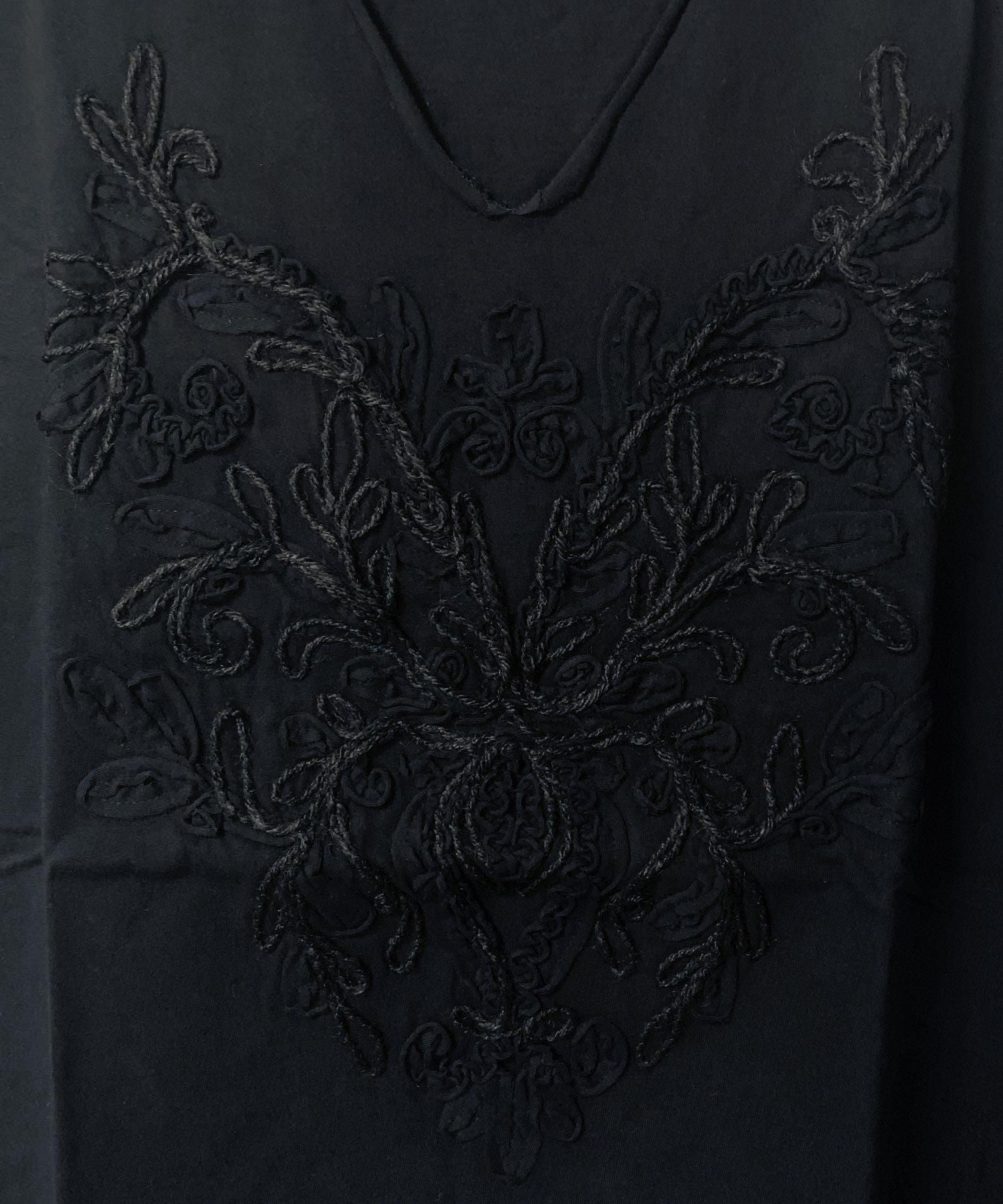 Bennu(ベンヌ)刺繍カットオフVネックTシャツ / ブラック