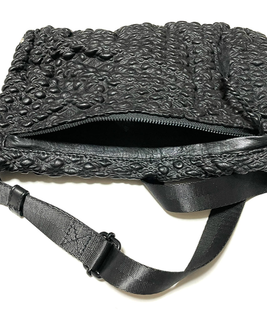 KMRii(ケムリ)Mutant Square Pouch