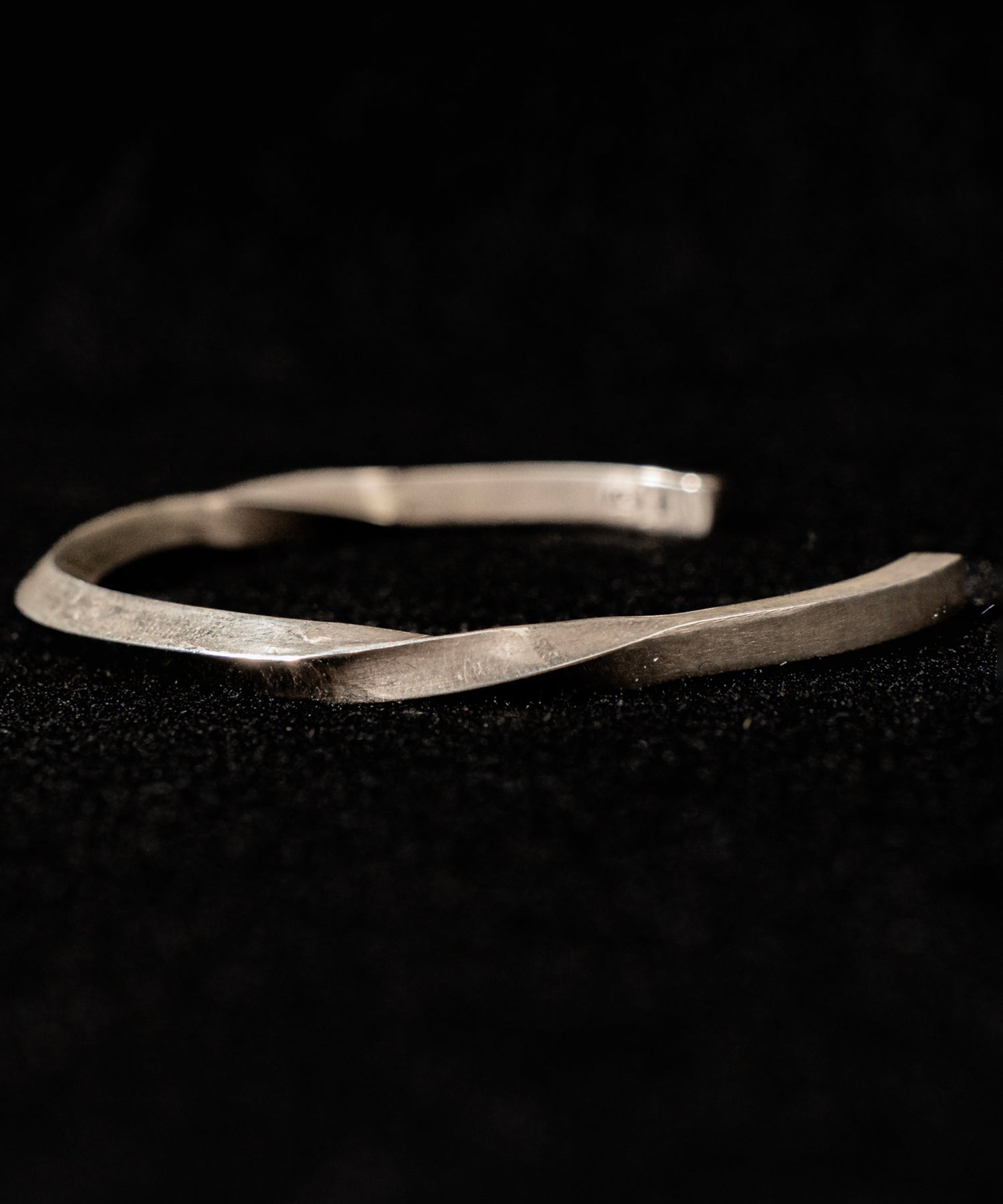 "Recoil"&co. (リコイルアンドコー)4mm Twist Bangle